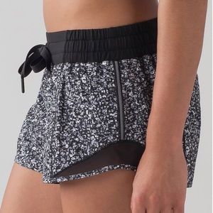 Lululemon hotty hot 2.5in shorts ditzy floral size 8